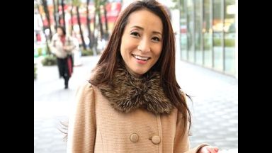 【熟女ナンパ】40代美魔女美女人妻を巧みに口説くエロ企画！下着チェックでエロエロTバック美尻を披露する淫乱浮気妻！のthumbnail