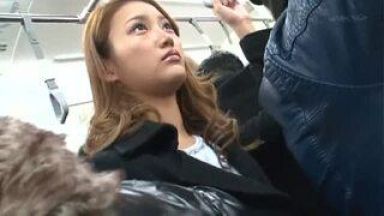 【痴漢】寄ってたかって１人のオンナを好き放題に…電車内は無法地帯だ…のthumbnail