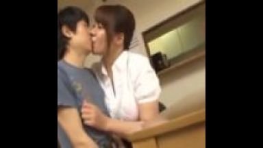 【痴女・家庭教師】ボク、可愛いわね！母親の前で誘惑する家庭教師・・童貞チンポが大好物！性指導に熱心な淫乱熟女のthumbnail