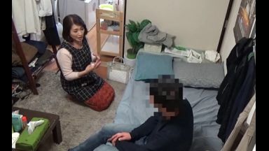 ☆人妻ナンパ☆　５０歳だというが血気盛んな若い男の子に口説かれてソノ気になった欲求不満の完熟人妻がとびきりスケベな淫乱メス犬に豹変！怪しくヌメる洗ってもない雌穴を隙間なく埋め尽くした生チ●ポでまだまだ敏感なポルチオを連打され続けて快楽堕ちした人妻が魅せる平日午後の淫らな姿を見逃すな！のthumbnail