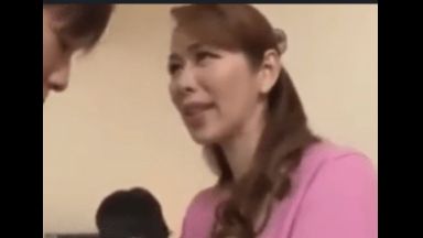 【翔田千里】美人熟女が息子に勉強を教えに来た先生を大胆誘惑してしまう・・・のthumbnail
