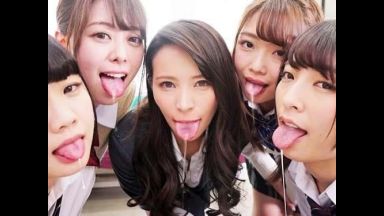 【唾液まみれにされて♥VR】囲んできた小悪魔な女子高生集団が全身を舐め回し大量のヨダレを垂らされ唾に溺れてしまい。。。のthumbnail