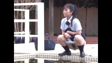 《素人×女子高生》桃尻ポニテ黒髪ロリ美少女制服JKが野ション中、目撃していたオッサン男に媚薬野外レイプされる!!のthumbnail