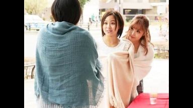 【酔っぱらった美女達と♥】お花見で開放的になった女子大生3人にデカチンを見せつけたらメス化して手コキフェラされて。。。のthumbnail