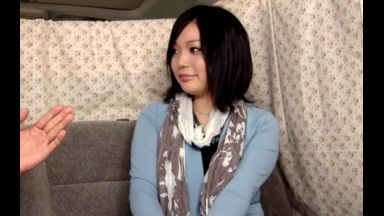 ☆人妻ナンパ☆　２８歳だという昼下がりの代官山で見つけたGカップの大きなオッパイがひと際目を惹く人妻がとびきりスケベな淫乱メス犬に豹変！街頭アンケートを装い近寄ってきた名前も知らないナンパ師に剥き出しの雌穴を虐め抜かれて絶頂欲求が高まった快楽好きのドスケベ人妻が魅せる淫らな姿を見逃すな！のthumbnail