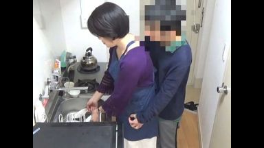 【熟女】おばさんレンタルの黒髪ショートカット美人な40代美魔女美女人妻を盗撮隠し撮り！他人棒で浮気するエロ不倫セックス！のthumbnail