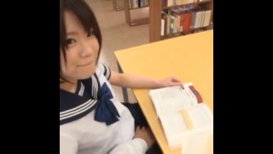 図書室で突然手コキしてくるエロJK！他に生徒がいないから大声でセックスし放題！のthumbnail