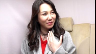 ☆人妻ナンパ☆　４０歳だという昼下がりの神楽坂で見つけた落ち着いた大人の女性特有の色気が漂う美人奥さまがとびきりスケベな淫乱メス犬に豹変！初めて会ったナンパ師に警戒心を持ちながらもついうっかりソノ気になった欲求不満の人妻が旦那さん以外の生チ●ポをなりふり構わずハメまくる淫らな姿を見逃すな！のthumbnail