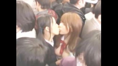 ♡満員電車で女同士で失禁スプラッシュ…床一面おしっこまみれで露出少女がイキ狂う…「ありがとう…よかったよ♡」のthumbnail