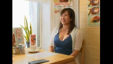 ３５歳だというほどよく熟れたHカップ爆乳がひと際目を惹くグラマーボディの美人奥さまがとびきりスケベな淫乱メス犬に豹変！ご主人が仕事に精をだす平日の昼下がり出会い系アプリで知り合った好みの年下男子にオンナとして求められてソノ気になった欲求不満のドスケベ人妻が魅せる淫らな姿を見逃すな！のthumbnail