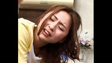 清楚で巨乳の人妻が手マンでびしょびしょ潮吹き！きもちよがり他人棒を受け入れたら中出しされてしまうのthumbnail