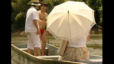 【野外セックス】＜ヘンリー塚本ｘ昭和の夏＞「いれてっ♡」船頭を泳いでる間に、ボートの上で青空ハメを始める不倫男女が卑猥すぎる！！！のthumbnail