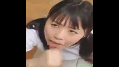 すごく物欲しそうな顔で手コキフェラするJKのthumbnail