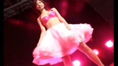 小倉優子 可愛く踊りながらスカートの中を見せてくるのthumbnail