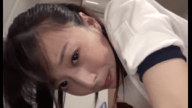 ハメ撮りサークルでの撮影現場！中年オヤジにひたすらクンニされてよがる体操服女子のthumbnail