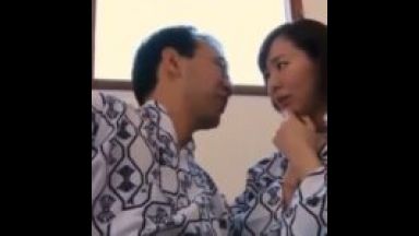 《熟女奥さま・寝取りの民宿》夫婦で風呂に入ったが、ぽっちゃり奥さんが旦那でない男にデカチンを口に入れられジュプジュプのthumbnail