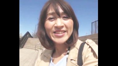 ♡60歳の還暦お婆ちゃんがうっとり顔で中出し「こんなおばさんを抱いてくれるの？♡」地味な人妻のドスケベ中だしSEXのthumbnail