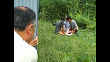 【JKレイプ】野外で輪姦されてしまう美乳JK！助けに寄ってきた男にも欲情されて無理矢理中出し種付けされてしまう！のthumbnail