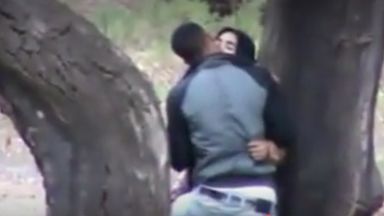 木陰でもうすぐセックスしそうなカップルがイチャイチャしています。のthumbnail