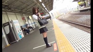【野外潮吹き】電車で激カワ娘JKをベロキス痴漢で襲って倉庫に連れ込み膣内射精強姦。のthumbnail
