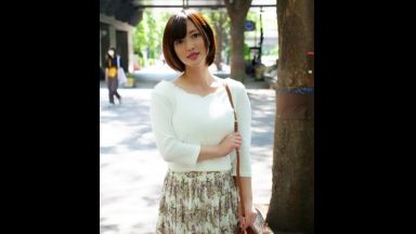 ３８歳だというマンネリ化した旦那さんとのナイトライフに物足りなさを感じてると仰るとってもキレイなスレンダースタイルの美人奥さまがとびきりスケベな淫乱メス犬に豹変！初めて会った名前も知らないナンパ師とひとつになって絡み合う濃密セックスで絶頂欲求が高まった清楚な人妻が魅せる淫らな姿を見逃すな！のthumbnail