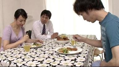 「何してるの？」人よりもペ◯スがデカくて、無意識に位置を直す癖があった息子にヨダレを垂らし欲情した義母【母子相姦】のthumbnail