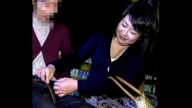 ！！深夜の公園で人妻にチンポ咥えられてされて犯されていく僕…「おばさんに頂戴…ここでいっぱい出してあげるね！！」のthumbnail