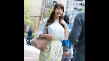 ☆人妻ナンパ☆　２４歳になる目白にお住まいだというとっても上品でエレガントな美人奥さまがとびきりスケベな淫乱メス犬に豹変！旦那様が仕事に精を出す平日の昼下がり街中で突然声を掛けてきた経験豊富なナンパ師に匂い立つ剥き出しの雌穴を問答無用で虐め抜かれて激しく興奮した人妻の淫らな姿を見逃すな！のthumbnail