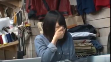 【客がいるのに！】スタイル抜群の美人店員が店の裏で強引な肉棒に快感絶叫！対面立位からの濃密な交合で奥まで中出しのthumbnail