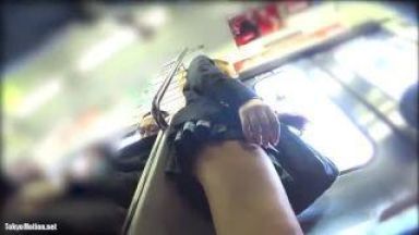 通学途中のJKを尾行して、電車の中でローアングルパンチラのthumbnail