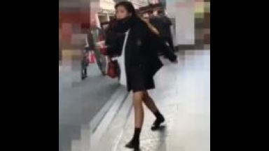 《激ヤバい盗撮》道行く可愛いJKを尾行。電車にまで乗り込み、背後からスカートの中を逆さ撮り撮影。のthumbnail