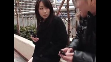 「〇〇ちゃんだよね!?」と携帯片手に援交目的で近づいてきたキモオヤジに引くJKのthumbnail