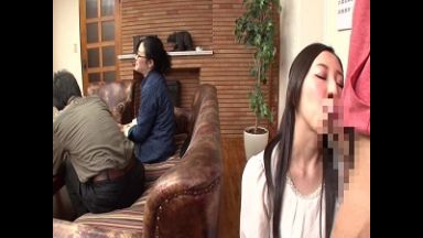 【母子相姦×中出し企画】「10万円ですか…」賞金に理性崩壊し家族団らん中に息子とこっそり種付けSEXを楽しむ変態熟女母♡のthumbnail