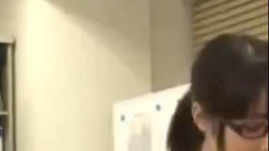黒縁メガネっ子でかわいい超清楚系美少女OLにセクハラ見せつけでエロいことさせまくりポニーテールのthumbnail
