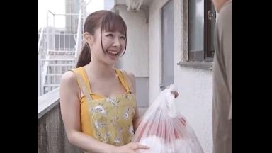 ！お隣の越してきた地味なwifeはvirginityの僕を種付けの為にcreampieで服従SEXさせた…！僕の筆おろしはnakadashiFREAKのthumbnail