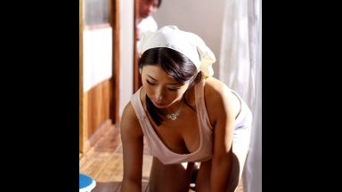 ！！海外旅行帰りで日焼けした母を見て息子が欲情したことを知った母親は、自分のおマンコにチンポを誘って母子相姦に…のthumbnail