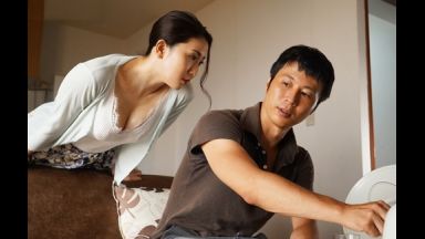 匂い立つムレムレのご無沙汰マ●コを濃厚クンニで舐めまわされた完熟寸前の美人奥さまがとびきりスケベな淫乱メス犬に豹変！ご主人が仕事に精を出す平日の昼下がり同じ団地に住んでる顔馴染みの男と汗だくになって絡み合う不倫セックスで性的欲望が覚醒した快楽好きの人妻が魅せる淫らな姿を見逃すな！のthumbnail
