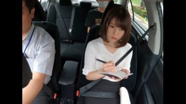 免許を取りに来た人妻が車内でオヤジ教官にセクハラされてしまう・・・のthumbnail
