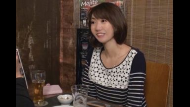 ４８歳だという真面目で無口な旦那さんとの夫婦生活にイマイチ物足りなさを感じてるとおっしゃる完熟寸前の人妻がとびきりスケベな淫乱メス犬に豹変！ストレス発散で飲みに行った相席居酒屋で仲良くなった年下のイケメン男子に女として求められてソノ気になった欲求不満のドスケベ人妻が魅せる淫らな姿を見逃すな！のthumbnail