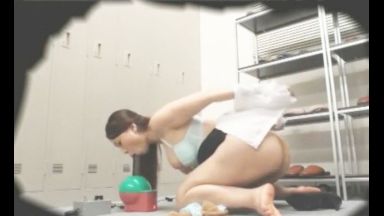 ♡会社警備員の隠し撮り…残業中のおばさんOLはコッソリ更衣室で性処理しちゃう…突入した警備員に中出しさせちゃうのthumbnail