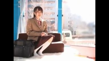 ［初美りん］マジックミラー号の中に誘われて言葉巧みにエッチさせられちゃったJKのthumbnail