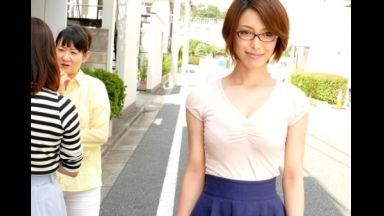 完熟寸前の淫猥ボディがひと際目を惹くお色気ムンムンのアラサー人妻「君島みお」がとびきりスケベな淫乱メス犬に豹変！ご主人が仕事に精を出す平日の昼下がり同じマンションに住む既婚者たちに不倫セックスを持ち掛けて怒張した生チ●ポをなりふり構わずハメまくり絶頂しまくる人妻の淫らな姿を見逃すな！のthumbnail