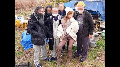 【GAL×巨乳】日々日雇いで働く皆様をスケベに応援！労働者の方々と食事会＆大乱交セックスを開催しちゃう！wwのthumbnail