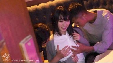 【柊木楓】オジサンたちとの乱交セックスを彼氏に見せつけたりするドSで変態な美少女のthumbnail