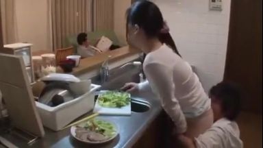 周りにこっそりバレないようにキッチンでパコられちゃう巨乳ポニーテールの寝取られ不倫人妻のthumbnail