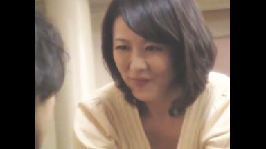 ！！義母の誘惑「お願い、お金を貸して…もう1回だけ」酔わせてチンポ挿させて娘にナイショにさせる淫乱母親のthumbnail