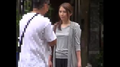 買い物帰りの人妻「奥さん、車の中でフェラして貰えませんか？♥」欲求不満主婦にチンポ見せたら咥えちゃったのthumbnail