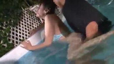 【強姦】ナイトプールに潜むわな…鬼畜で変態な男は陰からオンナの隙をねらう…のthumbnail