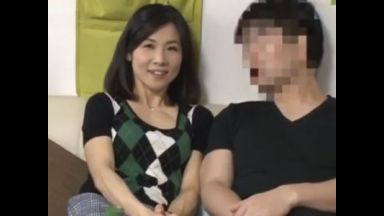 【連れ込み】清楚美人な40代美魔女美女人妻をナンパお持ち帰り！トイレの中も盗撮隠し撮りされた浮気妻のエロ不倫セックス！のthumbnail