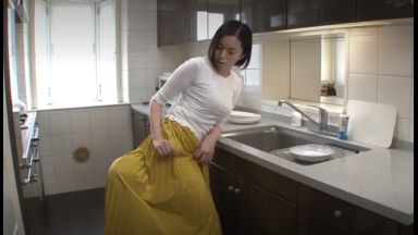 【悪戯】ロングスカートの中に甥っ子が潜り込みクンニ♡でも怒ることも出来ずに好き勝手にスケベなイタズラで犯されちゃう♡のthumbnail